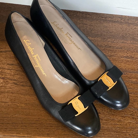 Salvatore Ferragamo Shoes - Vintage SALVATORE FERRAGAMO Vara Leather Bow Flats Black, J0586